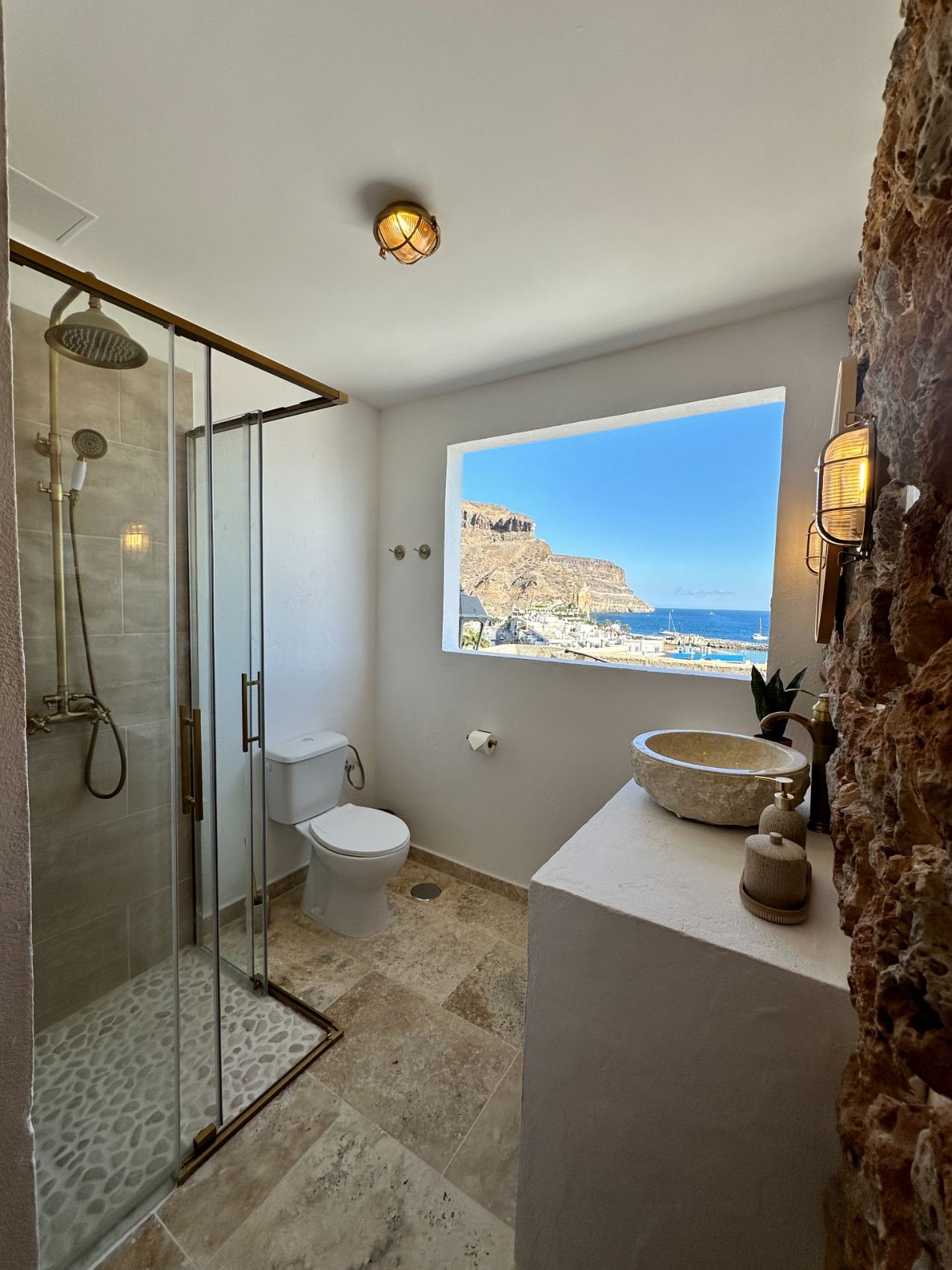 Baño con vistas al mar