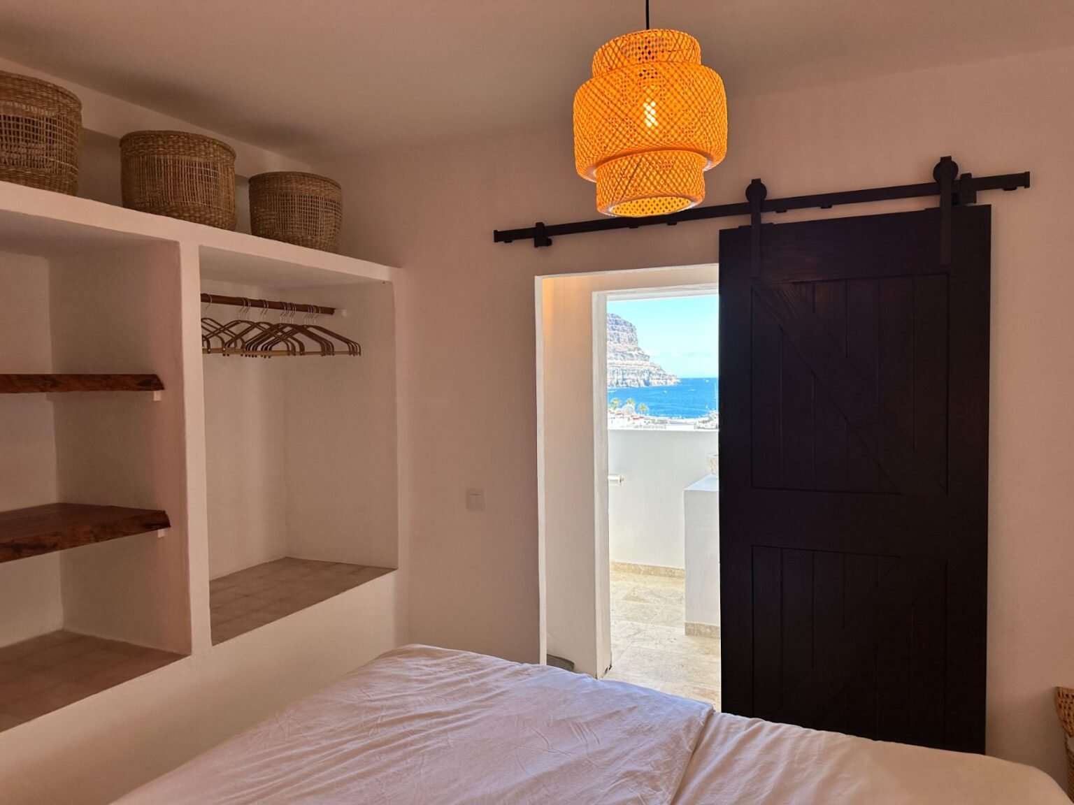 Dormitorio con puerta corredera